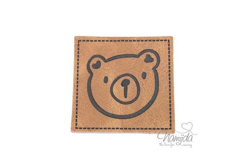 1 Stück - XL KuNSTLEDER LABEL Happy Bear - AUFNÄHER MIT VORGEDRUCKTER NÄHNAHT - 40mm x 40mm