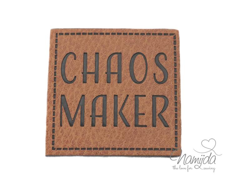 1 Stück - KuNSTLEDER LABEL - CHAOS MAKER - AUFNÄHER MIT VORGEDRUCKTER NÄHNAHT - 45mm x 45mm