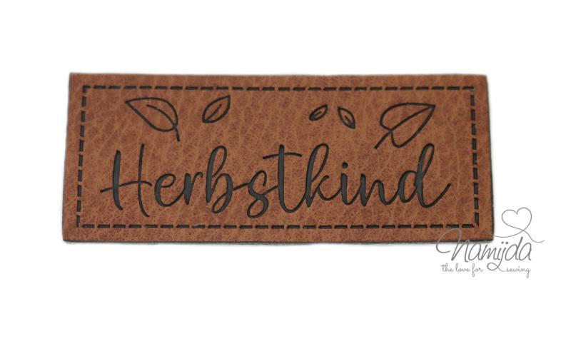 1 Stück - KuNSTLEDER LABEL - HERBSTKIND / HERBSTLIEBE - AUFNÄHER MIT VORGEDRUCKTER NÄHNAHT -  60mm x25mm - Kopie