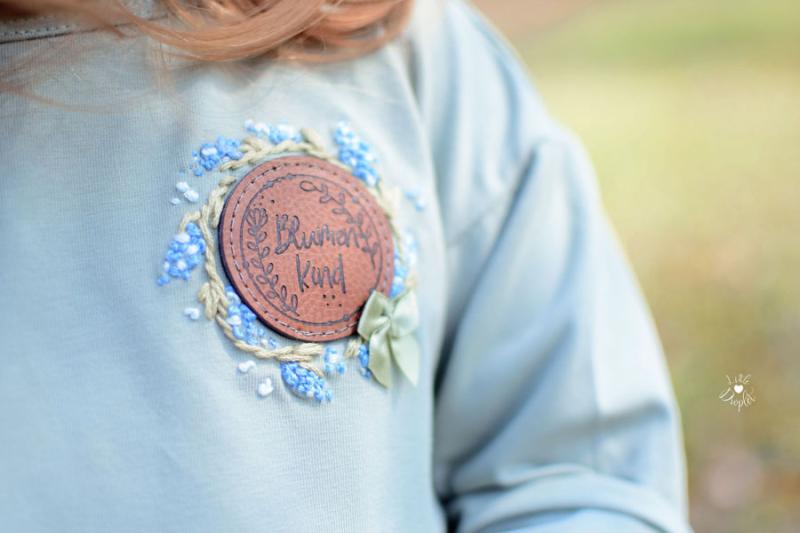 1 Stück - KuNSTLEDER LABEL - BLUMENKIND - AUFNÄHER MIT VORGEDRUCKTER NÄHNAHT - Kreis 45mm
