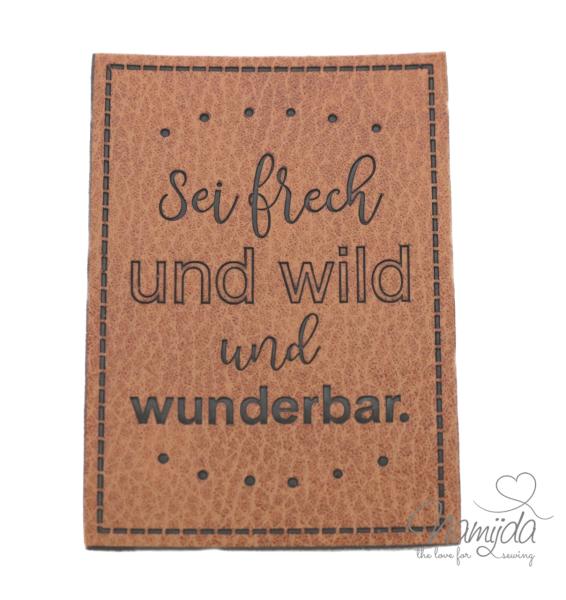 1 Stück - KuNSTLEDER LABEL - Sei frech und wild... - AUFNÄHER MIT VORGEDRUCKTER NÄHNAHT - 50mm x 70mm