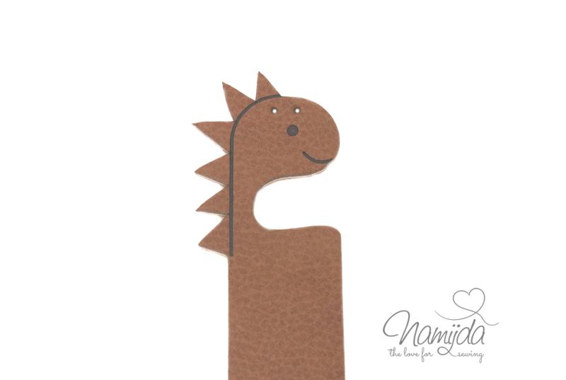 1 Stück - KNiCK MiCH UND NÄH MICH AN KuNSTLEDER LABEL - DINO