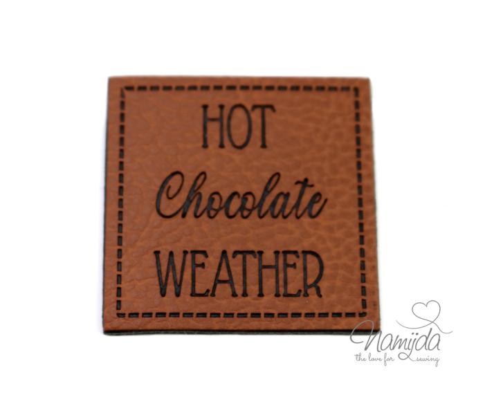 1 Stück - KuNSTLEDER LABEL - HOT Chocolate WEATHER - AUFNÄHER MIT VORGEDRUCKTER NÄHNAHT - 40mm x 40mm