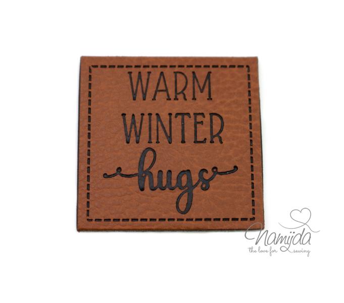 1 Stück - KuNSTLEDER LABEL - WARM WINTER hugs - AUFNÄHER MIT VORGEDRUCKTER NÄHNAHT - 40mm x 40mm