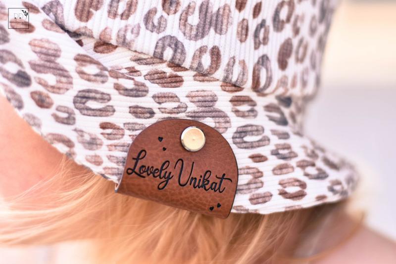 1 Stück - KNiCK MiCH KuNSTLEDER LABEL - LOVELY UNIKAT + KuPFER VERNICKELTE SCHRAUBE