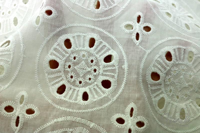 0,5 MTR. ♥ LOCHSTICKEREI - BIG CIRCLES - BAUMWOLLE - CREME ♥