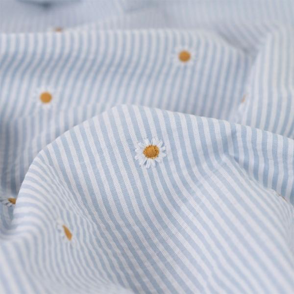 0,5 MTR. SEERSUCKER STREIFEN GÄNSEBLÜMCHEN HELLBLAU BAUMWOLLE