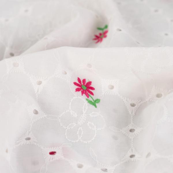 0,5 MTR.  BLÜMCHEN LOCHSTICKERREI WEISS