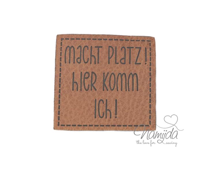 1 Stück - KuNSTLEDER LABEL - MACHT PLATZ! - AUFNÄHER MIT VORGEDRUCKTER NÄHNAHT - 40mm x 40mm
