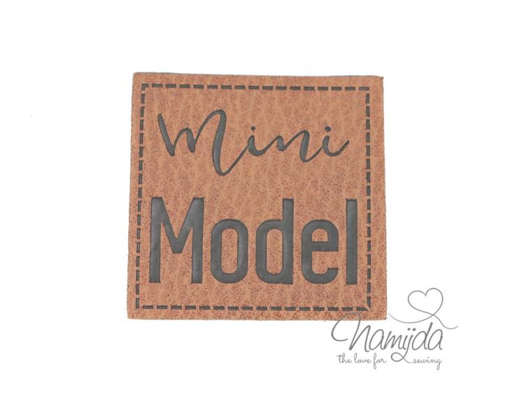 1 Stück - KuNSTLEDER LABEL - MINI Model - AUFNÄHER MIT VORGEDRUCKTER NÄHNAHT - 40mm x 40mm