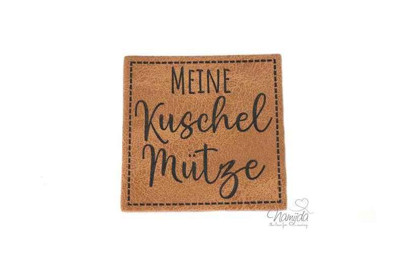 1 Stück - KuNSTLEDER LABEL - MEINE KUSCHEL MÜTZE - AUFNÄHER MIT VORGEDRUCKTER NÄHNAHT - 40mm x 40mm
