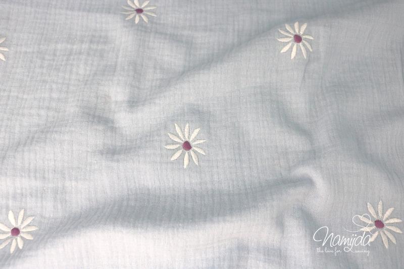 0,5 MTR. ♥ MuSSELIN GESTICKTE BLUMEN HELLBLAU ♥