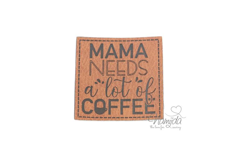 1 Stück - XL KuNSTLEDER LABEL MAMA NEEDS A lot of COFFEE - AUFNÄHER MIT VORGEDRUCKTER NÄHNAHT - 50mm x 50mm