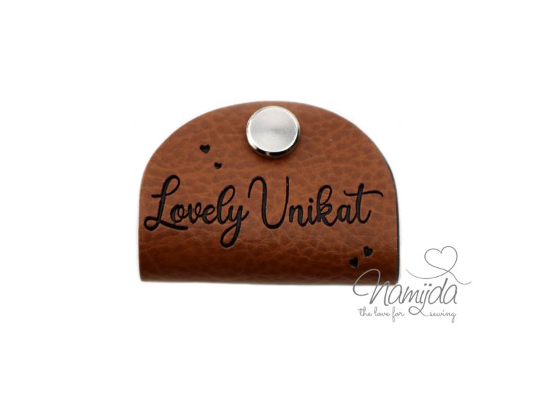 1 Stück - KNiCK MiCH KuNSTLEDER LABEL - LOVELY UNIKAT + KuPFER VERNICKELTE SCHRAUBE