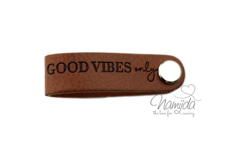 1 Stück - KNiCK MiCH KuNSTLEDER LABEL - GOOD VIBES Only + KuPFER VERNICKELTE SCHRAUBE