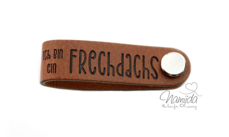 1 Stück - KNiCK MiCH KuNSTLEDER LABEL - Ich Bin ein Frechdachs + KuPFER VERNICKELTE SCHRAUBE