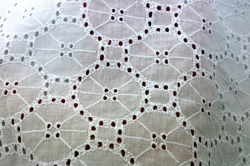 0,5 MTR. ♥ LOCHSTICKEREI - CIRCLES STICKEREI - BAUMWOLLE - WEISS ♥