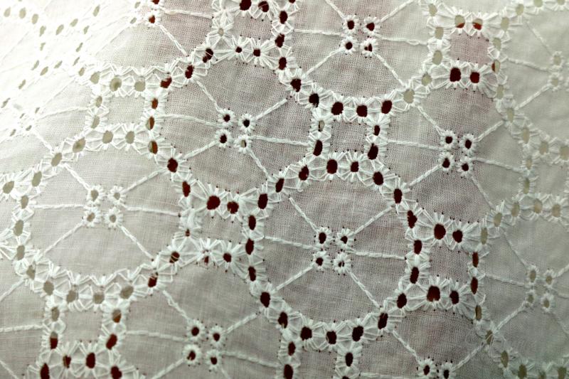 0,5 MTR. ♥ LOCHSTICKEREI - CIRCLES STICKEREI - BAUMWOLLE - CREME ♥