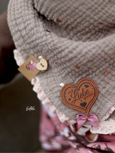 1 Stück - SOFT KuNSTLEDER LABEL - mit Liebe genäht! HERZ - AUFNÄHER MIT VORGEDRUCKTER NÄHNAHT- 45mm x 40mm
