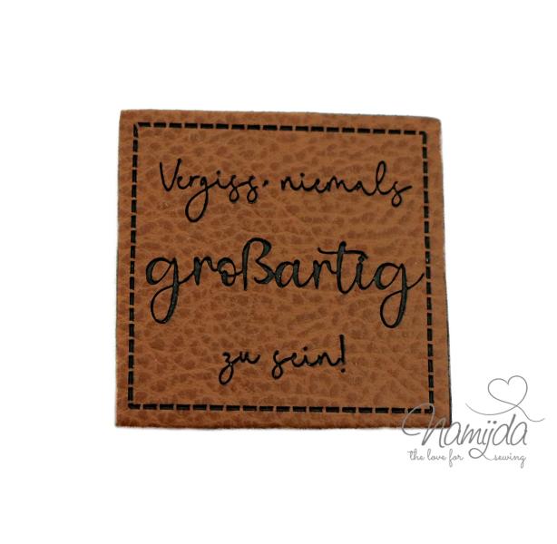 1 Stück - KuNSTLEDER LABEL -Vergiss niemals... AUFNÄHER MIT VORGEDRUCKTER NÄHNAHT - 40mm x 40mm