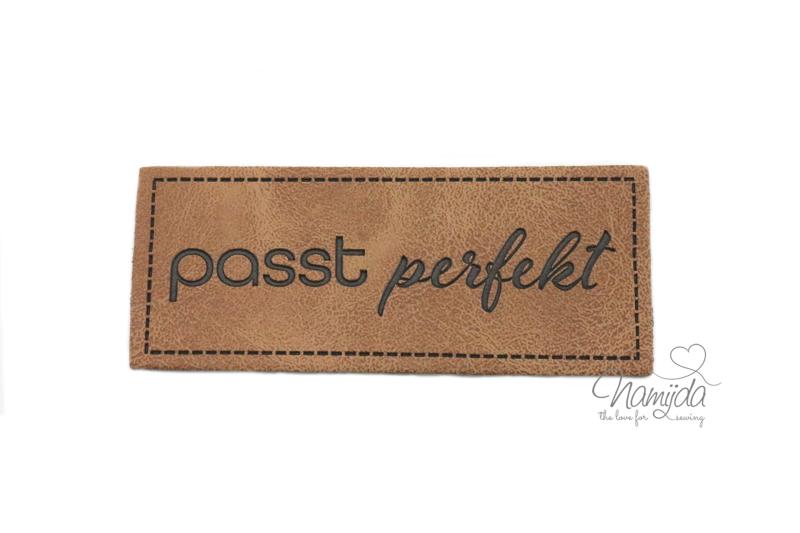 1 Stück - KuNSTLEDER LABEL - passt perfekt - AUFNÄHER MIT VORGEDRUCKTER NÄHNAHT - 25mm x 60mm