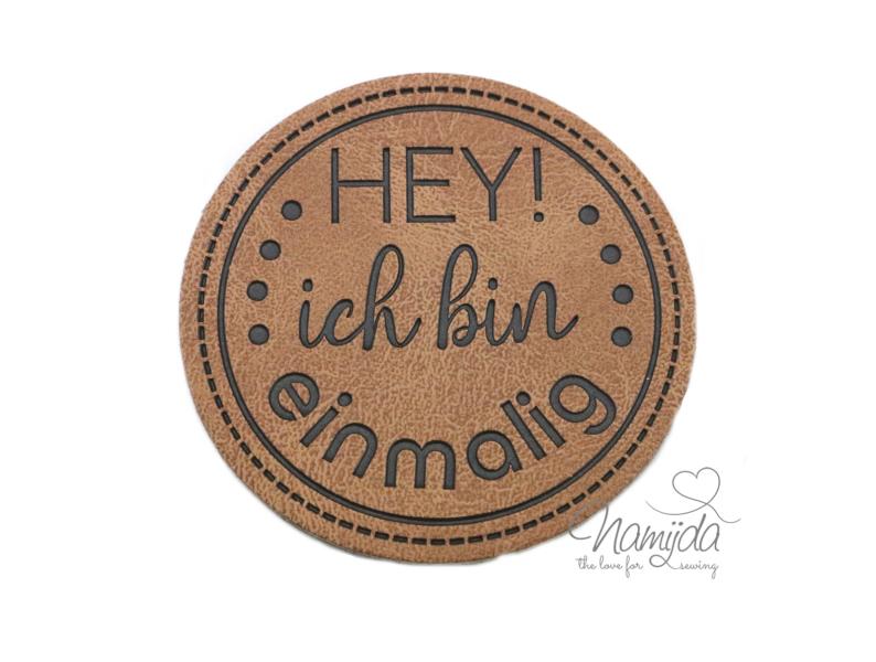 1 Stück - KuNSTLEDER LABEL - HEY! ich bin einmalig - AUFNÄHER MIT VORGEDRUCKTER NÄHNAHT - 40mm