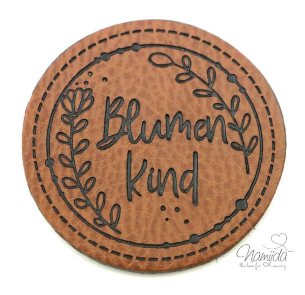 1 Stück - KuNSTLEDER LABEL - BLUMENKIND - AUFNÄHER MIT VORGEDRUCKTER NÄHNAHT - Kreis 45mm
