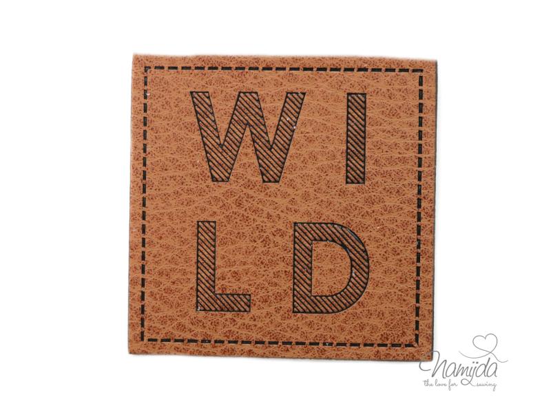1 Stück - KuNSTLEDER LABEL - WILD  - AUFNÄHER MIT VORGEDRUCKTER NÄHNAHT -  45mm x45mm