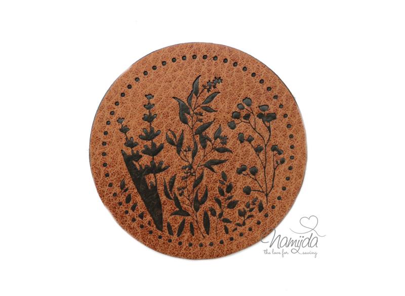 1 Stück - KuNSTLEDER LABEL - BLÜTENZWEIGE RUND  - AUFNÄHER MIT VORGEDRUCKTER NÄHNAHT -  45mm x45mm