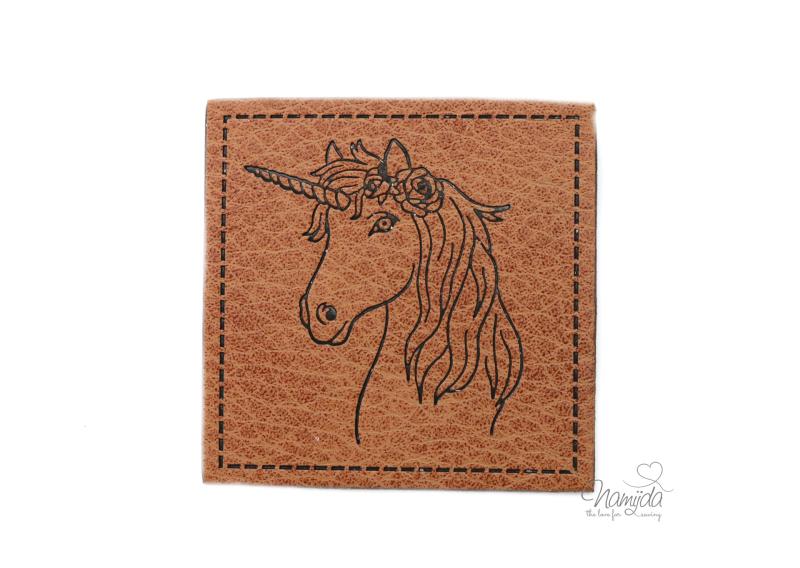 1 Stück - KuNSTLEDER LABEL - EINHORN  - AUFNÄHER MIT VORGEDRUCKTER NÄHNAHT -  45mm x45mm