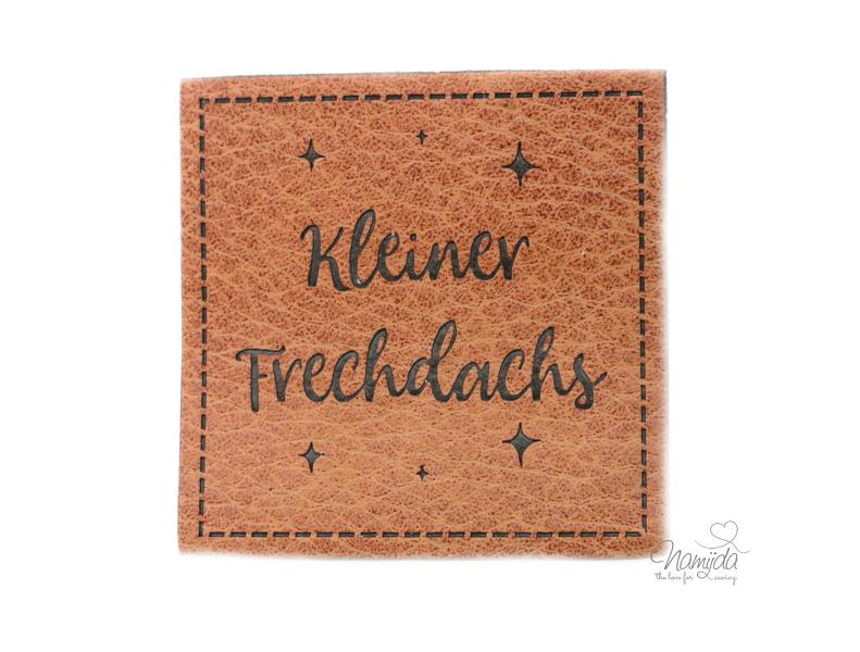 1 Stück - KuNSTLEDER LABEL - KLEINER FRECHDACHS  - AUFNÄHER MIT VORGEDRUCKTER NÄHNAHT -  45mm x45mm
