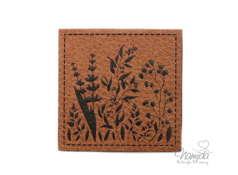 1 Stück - KuNSTLEDER LABEL - BLÜTENZWEIGE  - AUFNÄHER MIT VORGEDRUCKTER NÄHNAHT -  45mm x45mm