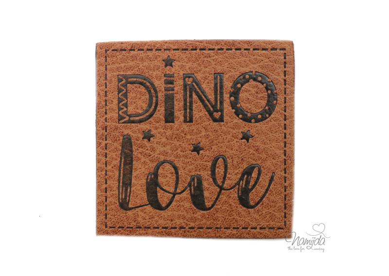 1 Stück - KuNSTLEDER LABEL - DINO LOVE  - AUFNÄHER MIT VORGEDRUCKTER NÄHNAHT -  45mm x45mm