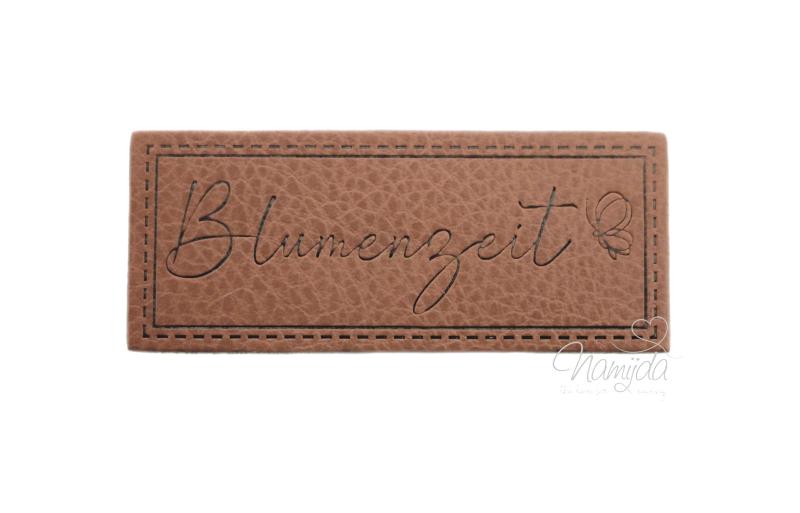 1 Stück - SOFT KuNSTLEDER LABEL - Blumenzeit - AUFNÄHER MIT VORGEDRUCKTER NÄHNAHT -  25mm x 60mm