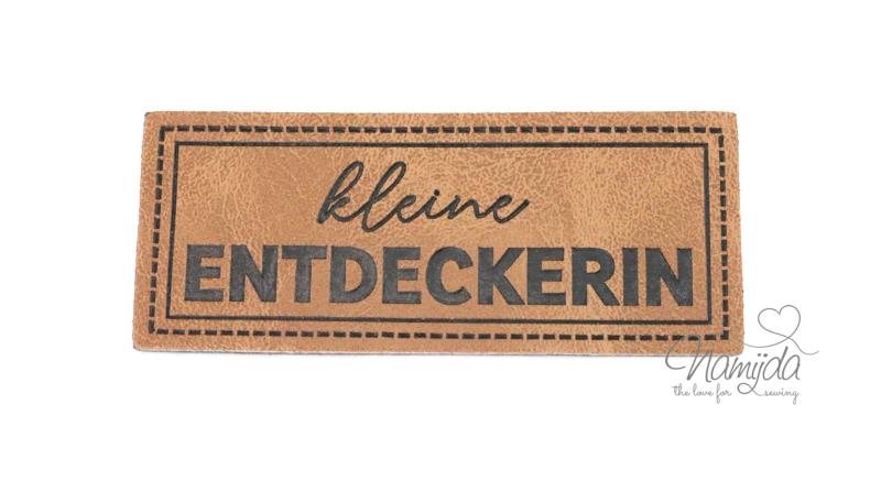 1 Stück - XL KuNSTLEDER LABEL kleine ENTDECKERIN - AUFNÄHER MIT VORGEDRUCKTER NÄHNAHT - 60mm x 25mm
