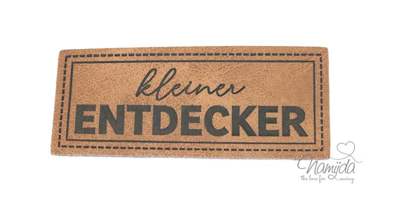 1 Stück - XL KuNSTLEDER LABEL kleiner ENTDECKER - AUFNÄHER MIT VORGEDRUCKTER NÄHNAHT - 60mm x 25mm