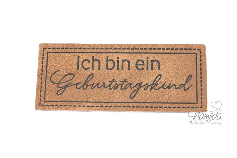 1 Stück - XL KuNSTLEDER LABEL ICH BIN EIN Geburtstagskind - AUFNÄHER MIT VORGEDRUCKTER NÄHNAHT - 60mm x 25mm