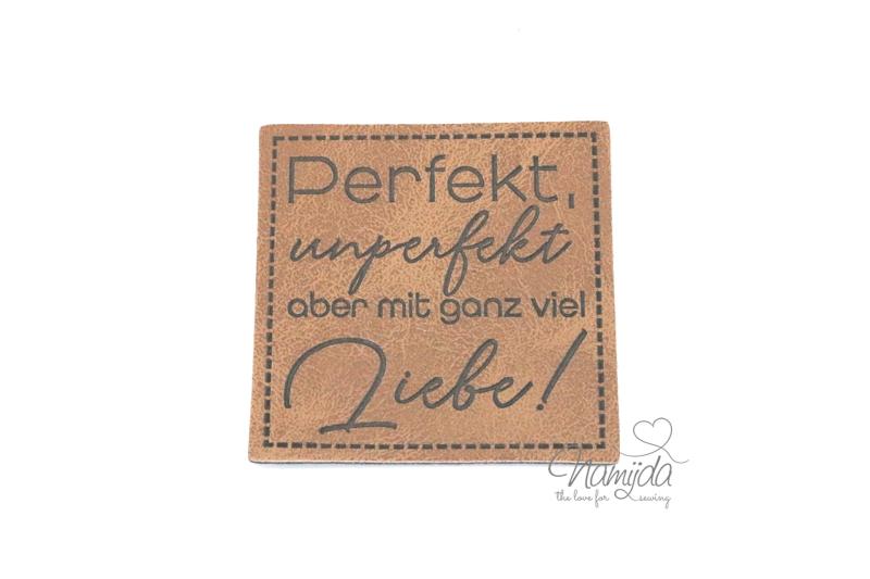 1 Stück - XL KuNSTLEDER LABEL Perfekt unperfekt... - AUFNÄHER MIT VORGEDRUCKTER NÄHNAHT - 40mm x 40mm
