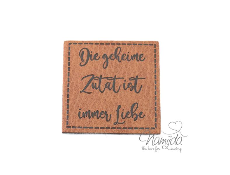 1 Stück - XL KuNSTLEDER LABEL DIE GEHEIME ZUTAT IST IMMER LIEBE - AUFNÄHER MIT VORGEDRUCKTER NÄHNAHT - 40mm x 40mm