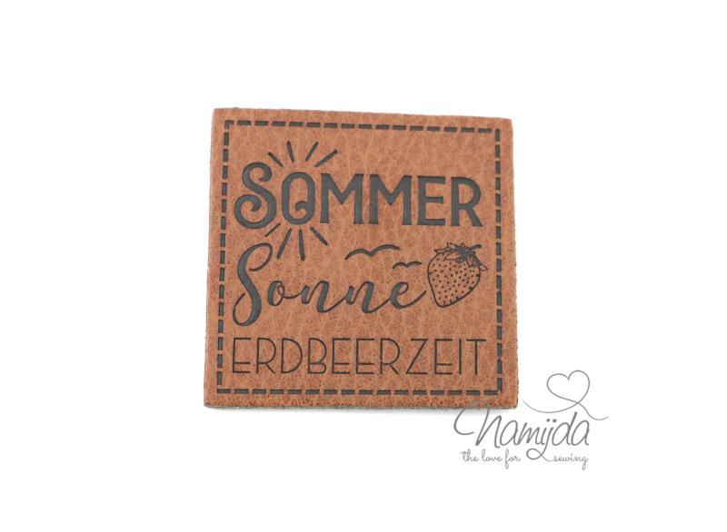 1 Stück - XL KuNSTLEDER LABEL SOMMER SONNE ERDBEERZEIT - AUFNÄHER MIT VORGEDRUCKTER NÄHNAHT - 40mm x 40mm