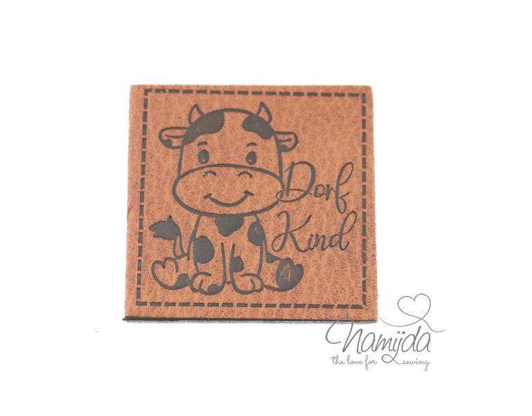 1 Stück - XL KuNSTLEDER LABEL DORF KIND - AUFNÄHER MIT VORGEDRUCKTER NÄHNAHT - 40mm x 40mm