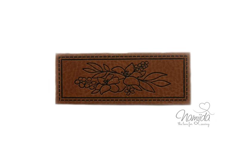 1 Stück - KuNSTLEDER LABEL - LiLiEN - AUFNÄHER MIT VORGEDRUCKTER NÄHNAHT - 65mm x 25mm