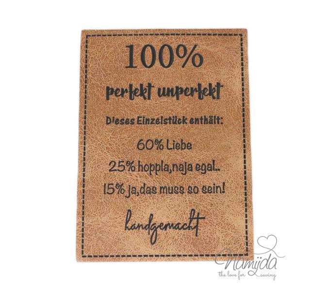 1 Stück - KuNSTLEDER LABEL - 100% perfekt unperfekt - AUFNÄHER MIT VORGEDRUCKTER NÄHNAHT - 70mm x 20mm