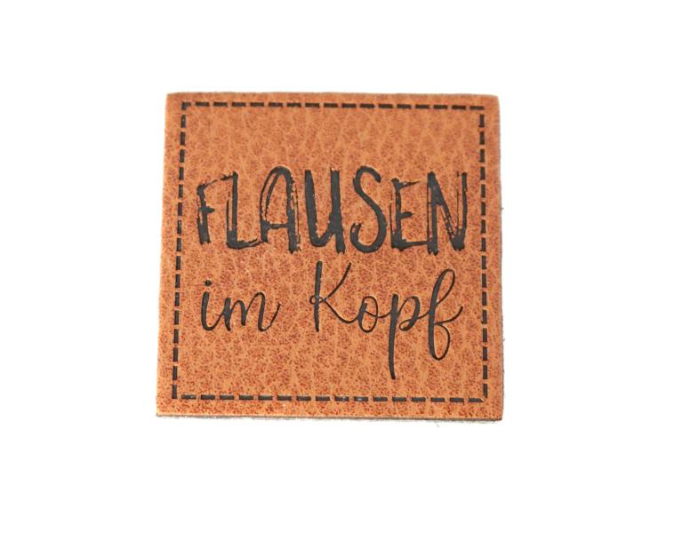 1 Stück - KuNSTLEDER LABEL - Flausen im Kopf - AUFNÄHER MIT VORGEDRUCKTER NÄHNAHT - 40mm x 40mm