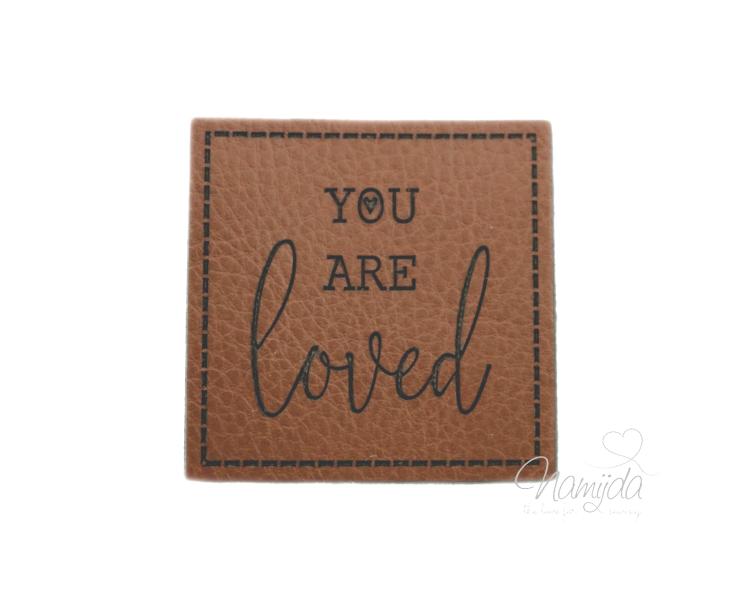 1 Stück - SOFT KuNSTLEDER LABEL - YOU ARE loved - AUFNÄHER MIT VORGEDRUCKTER NÄHNAHT -  40mm x40mm