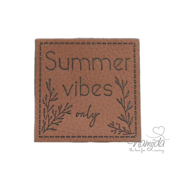 1 Stück - SOFT KuNSTLEDER LABEL - Summer vibes only - AUFNÄHER MIT VORGEDRUCKTER NÄHNAHT -  40mm x40mm
