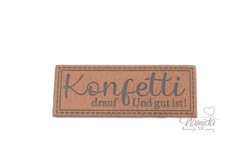 1 Stück - XL KuNSTLEDER LABEL KONFETTI DRAUF UND GUT IST! - AUFNÄHER MIT VORGEDRUCKTER NÄHNAHT - 60mm x 25mm
