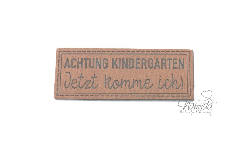 1 Stück - XL KuNSTLEDER LABEL ACHTUNG KINDERGARTEN.. - AUFNÄHER MIT VORGEDRUCKTER NÄHNAHT - 60mm x 25mm