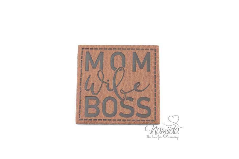 1 Stück - XL KuNSTLEDER LABEL MOM WIFE BOSS - AUFNÄHER MIT VORGEDRUCKTER NÄHNAHT - 40mm x 40mm