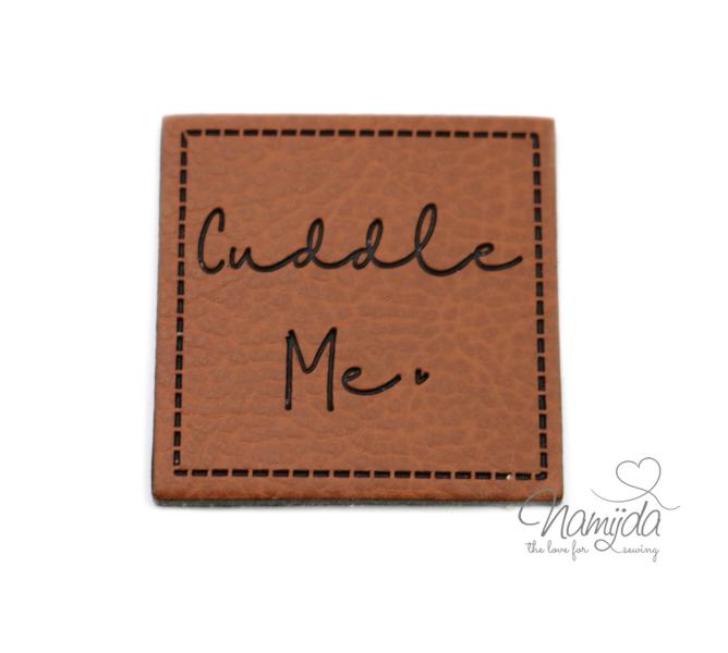 1 Stück - KuNSTLEDER LABEL - Cuddle Me - AUFNÄHER MIT VORGEDRUCKTER NÄHNAHT - 40mm x 40mm